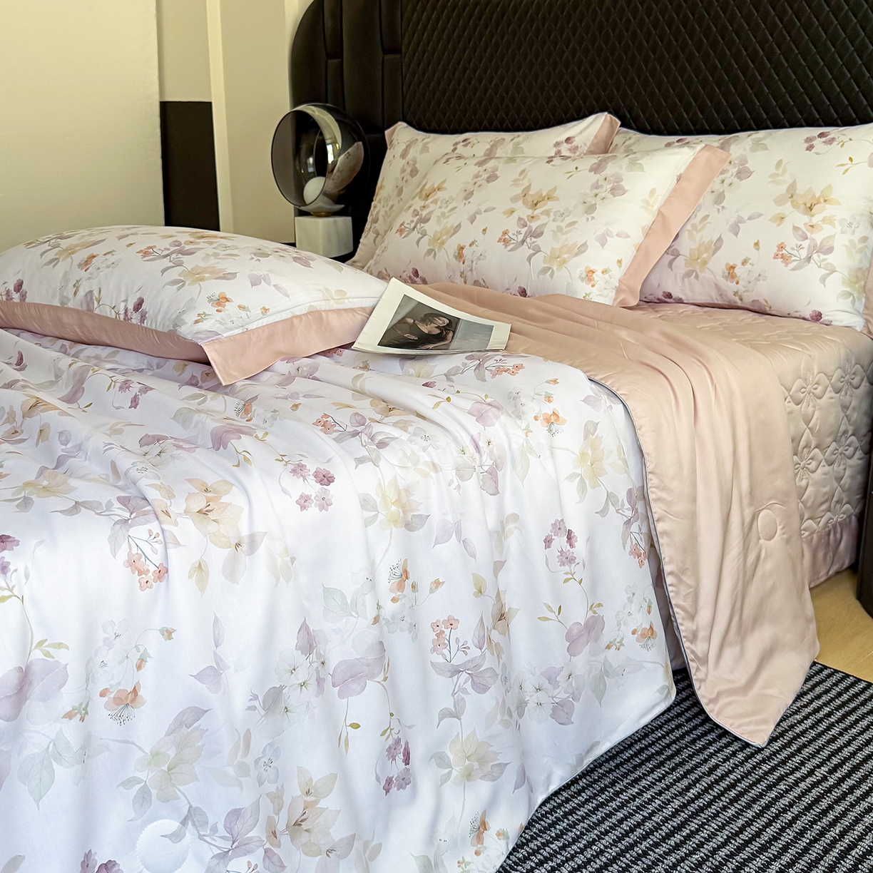 91家纺网 家纺一手货源 找家纺 三俏家纺 2026新款夏被100%莱赛尔天丝数码印花床盖款夏被四件套60支天丝夏凉被 柔粉花境