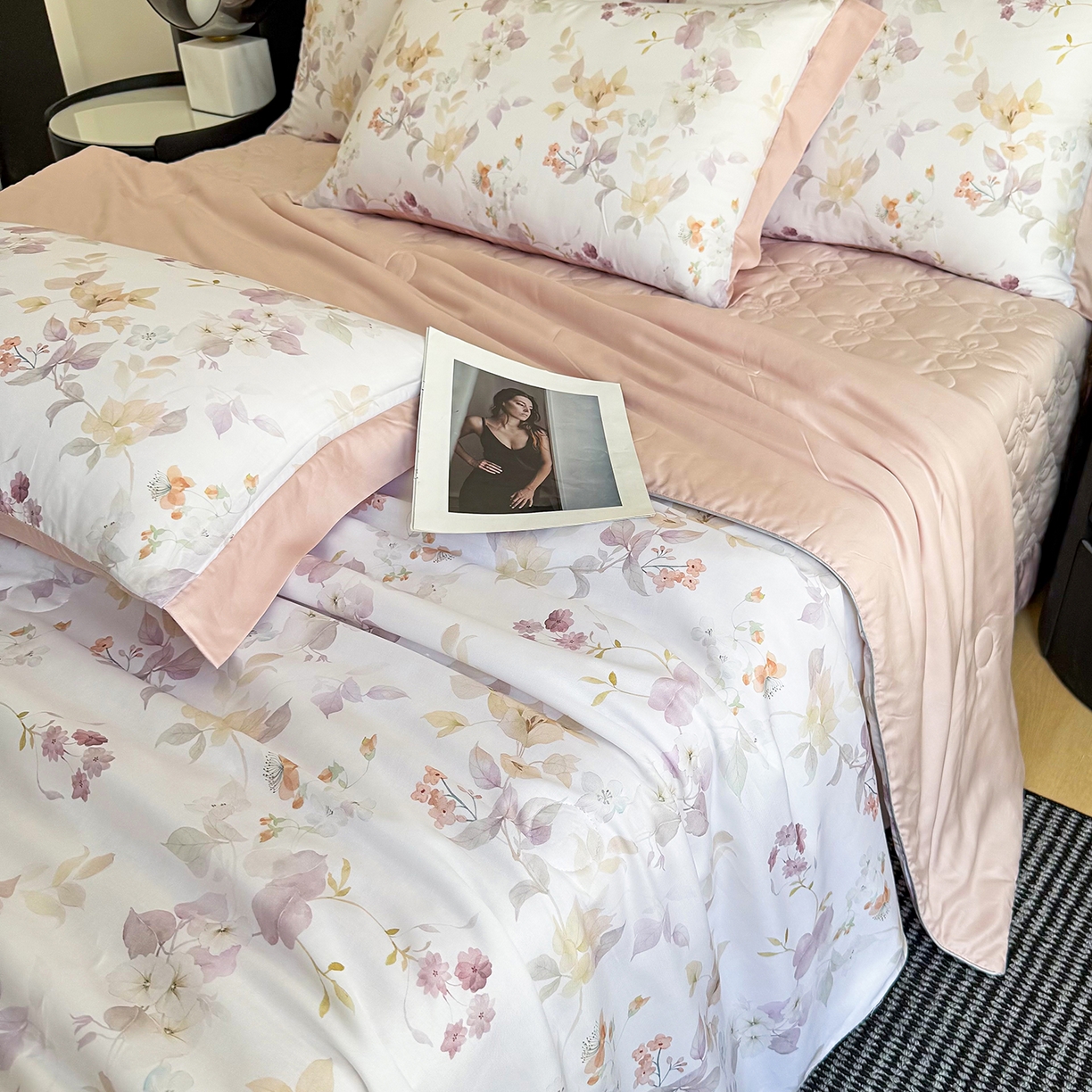 91家纺网 家纺一手货源 找家纺 三俏家纺 2026新款夏被100%莱赛尔天丝数码印花床盖款夏被四件套60支天丝夏凉被 柔粉花境