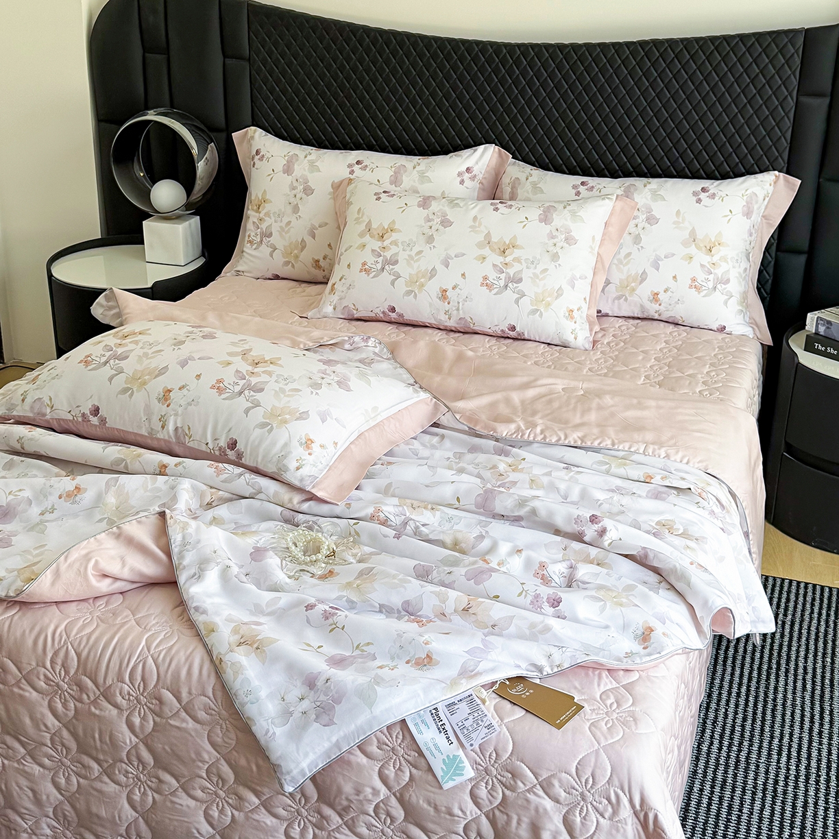 91家纺网 家纺一手货源 找家纺 三俏家纺 2026新款夏被100%莱赛尔天丝数码印花床盖款夏被四件套60支天丝夏凉被 柔粉花境