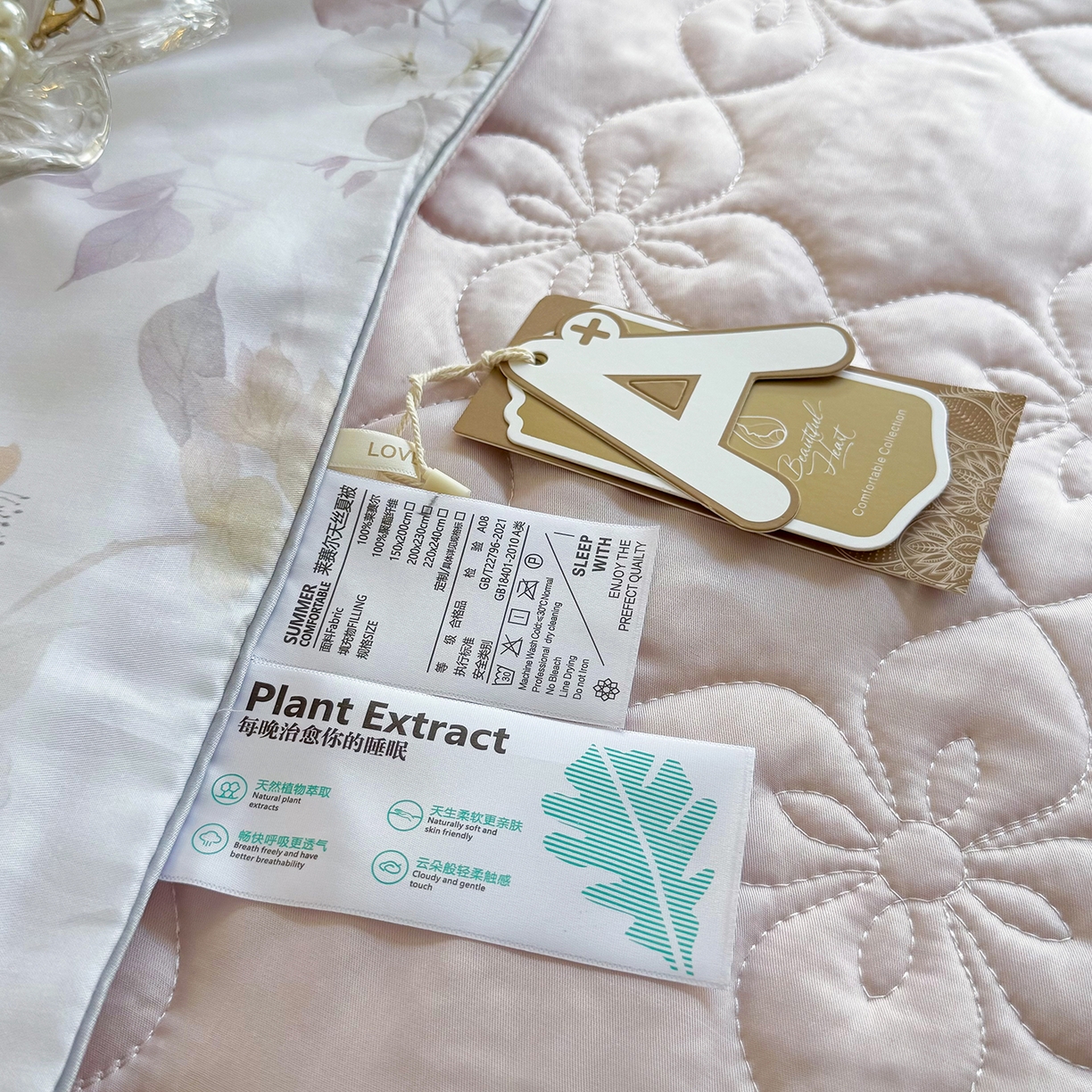 91家纺网 家纺一手货源 找家纺 三俏家纺 2026新款夏被100%莱赛尔天丝数码印花床盖款夏被四件套60支天丝夏凉被 柔粉花境