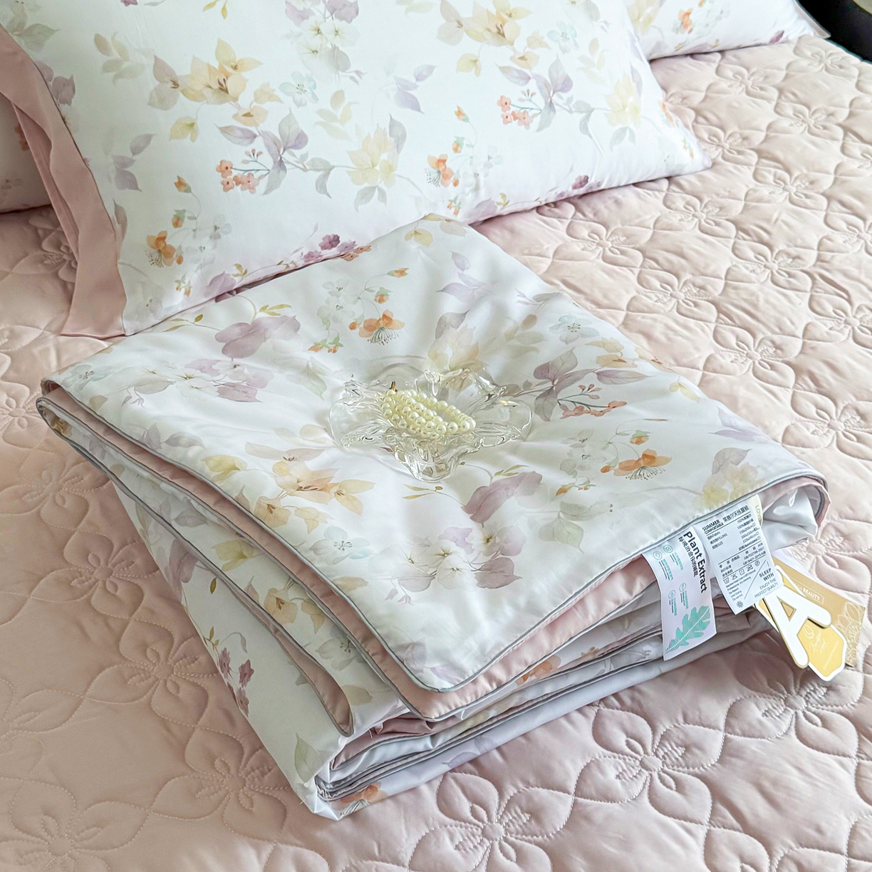 91家纺网 家纺一手货源 找家纺 三俏家纺 2026新款夏被100%莱赛尔天丝数码印花床盖款夏被四件套60支天丝夏凉被 柔粉花境