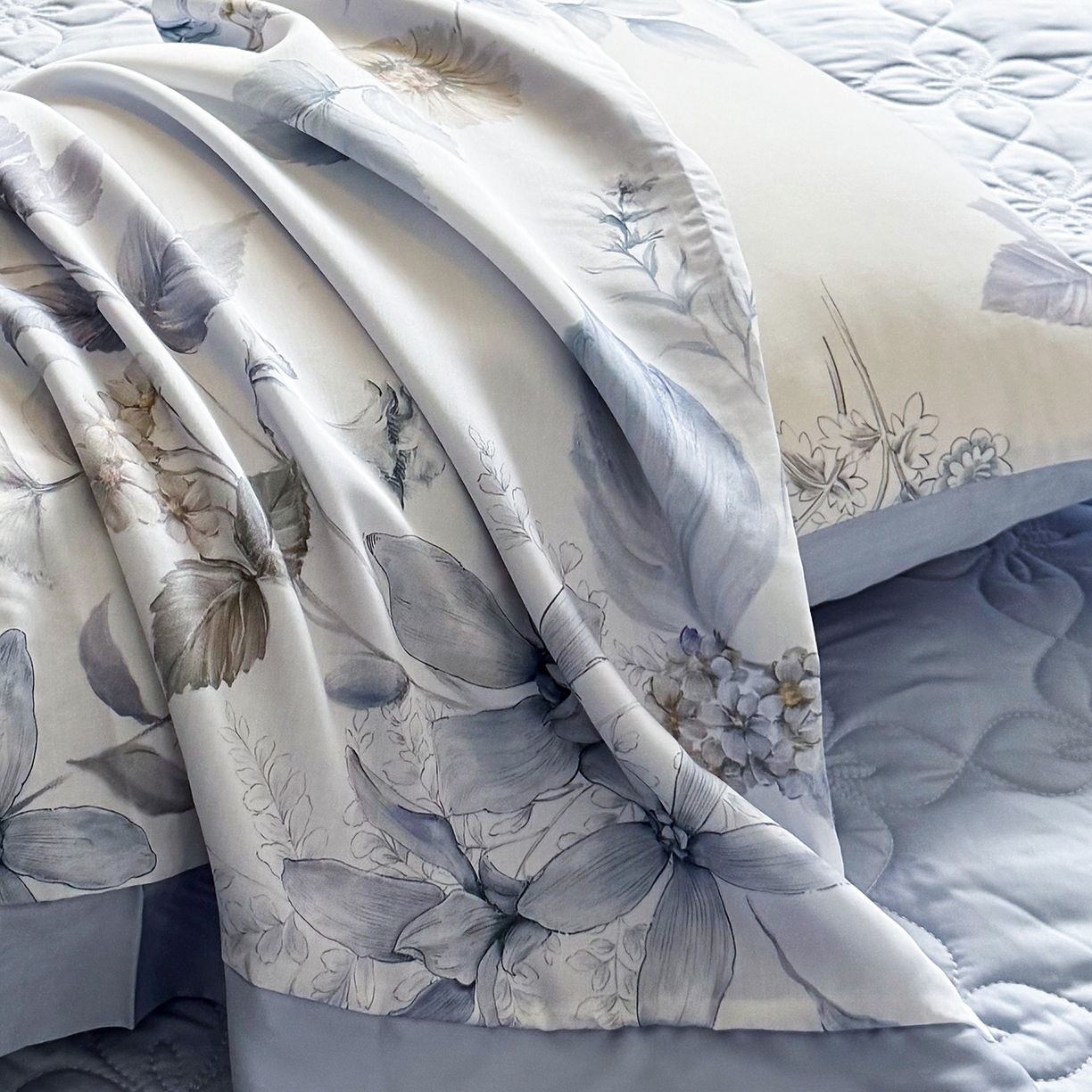 91家纺网 家纺一手货源 找家纺 三俏家纺 2026新款夏被100%莱赛尔天丝数码印花床盖款夏被四件套60支天丝夏凉被 雾蓝清欢