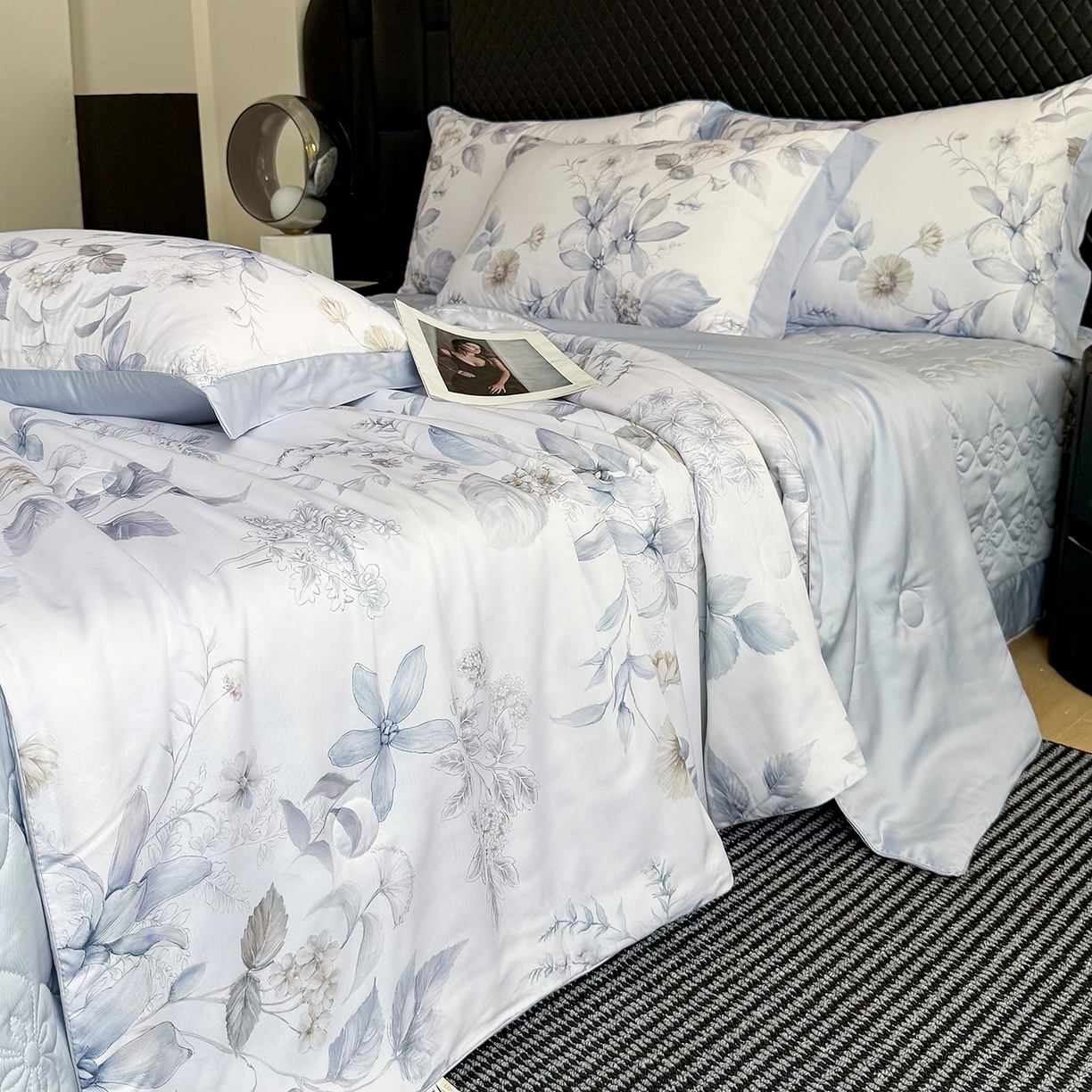 91家纺网 家纺一手货源 找家纺 三俏家纺 2026新款夏被100%莱赛尔天丝数码印花床盖款夏被四件套60支天丝夏凉被 雾蓝清欢