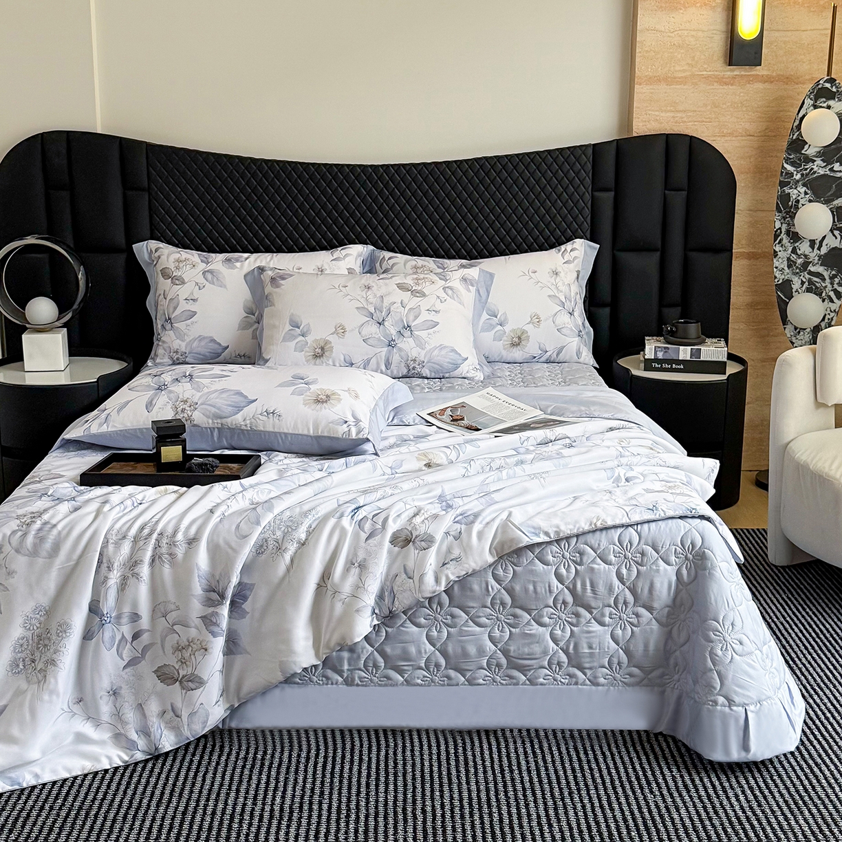 91家纺网 家纺一手货源 找家纺 三俏家纺 2026新款夏被100%莱赛尔天丝数码印花床盖款夏被四件套60支天丝夏凉被 雾蓝清欢