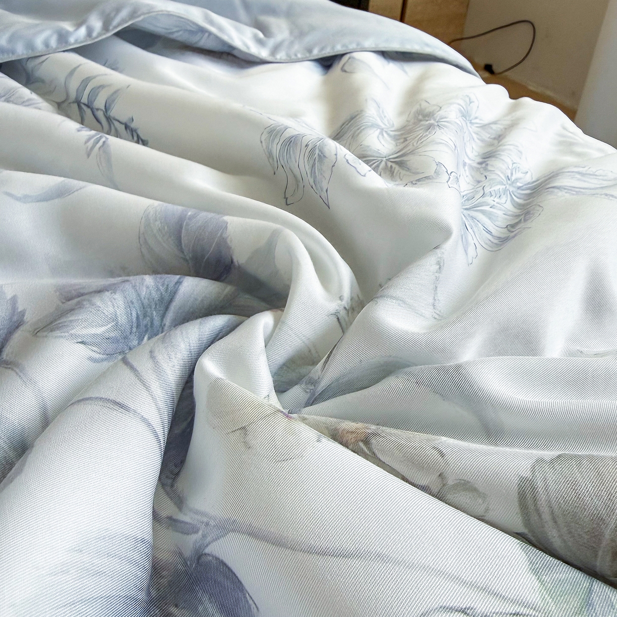 91家纺网 家纺一手货源 找家纺 三俏家纺 2026新款夏被100%莱赛尔天丝数码印花床盖款夏被四件套60支天丝夏凉被 雾蓝清欢