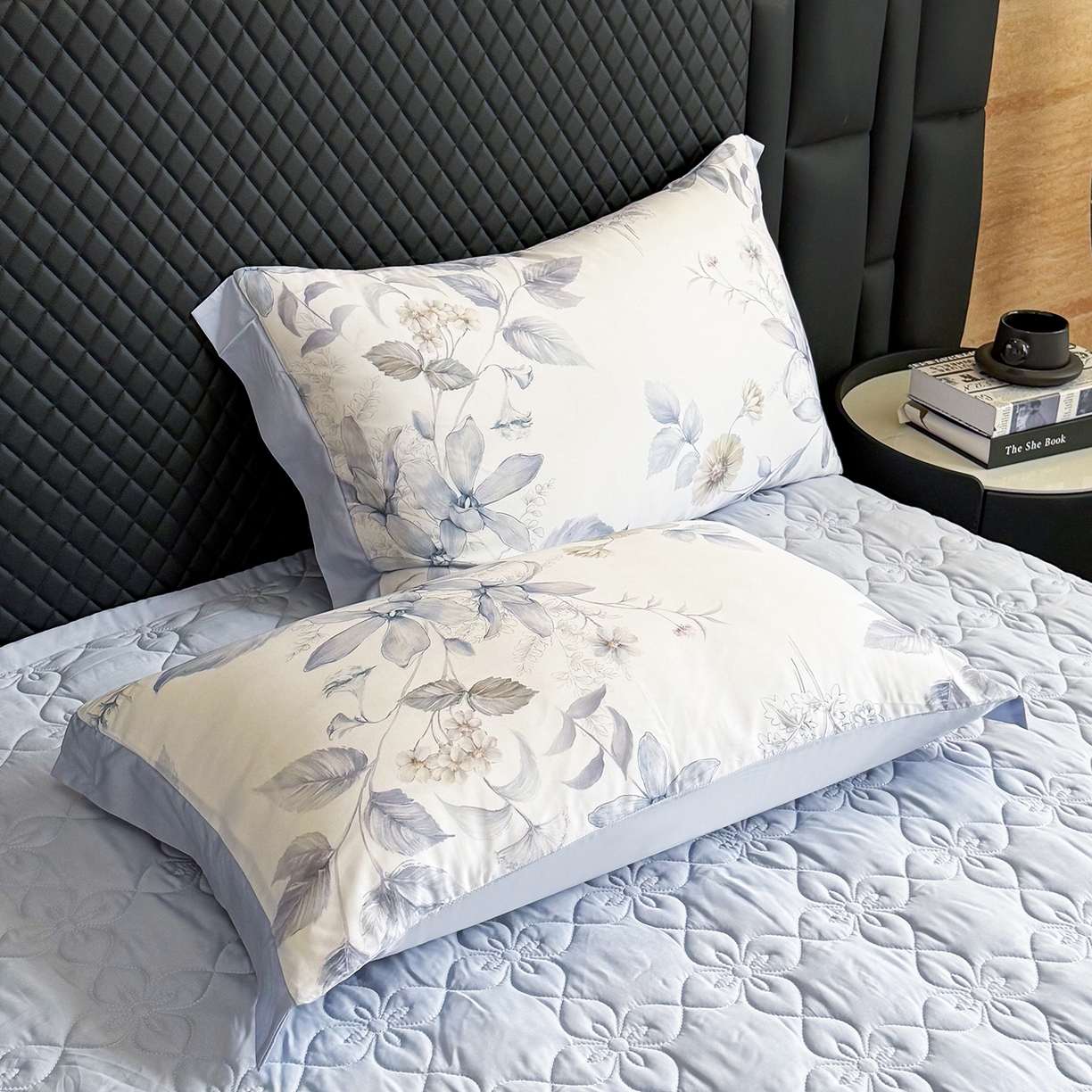 91家纺网 家纺一手货源 找家纺 三俏家纺 2026新款夏被100%莱赛尔天丝数码印花床盖款夏被四件套60支天丝夏凉被 雾蓝清欢