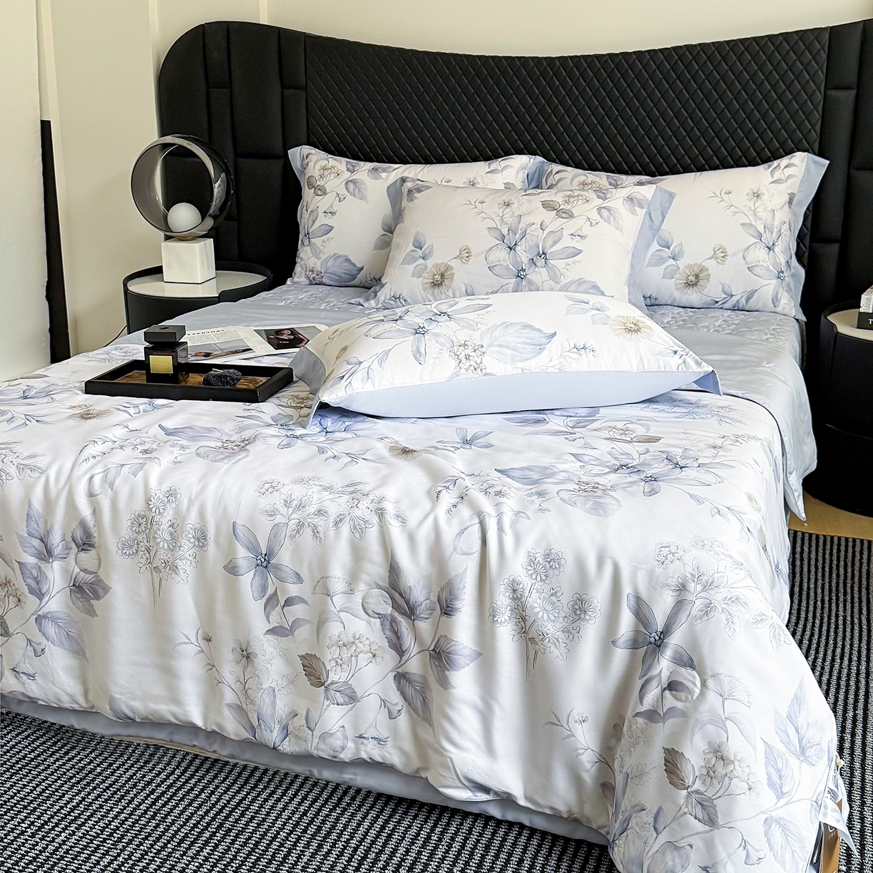 91家纺网 家纺一手货源 找家纺 三俏家纺 2026新款夏被100%莱赛尔天丝数码印花床盖款夏被四件套60支天丝夏凉被 雾蓝清欢