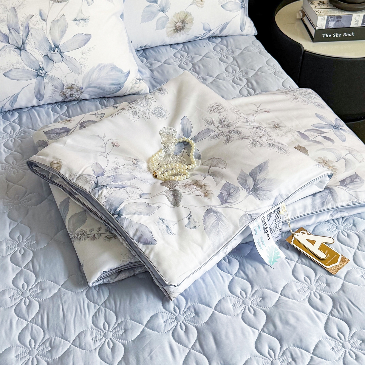 91家纺网 家纺一手货源 找家纺 三俏家纺 2026新款夏被100%莱赛尔天丝数码印花床盖款夏被四件套60支天丝夏凉被 雾蓝清欢