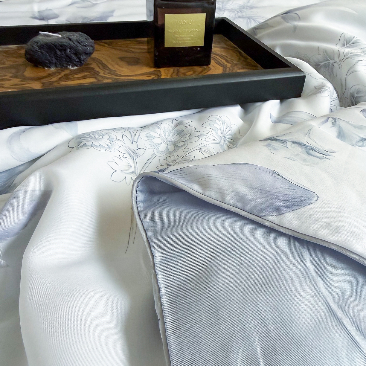 91家纺网 家纺一手货源 找家纺 三俏家纺 2026新款夏被100%莱赛尔天丝数码印花床盖款夏被四件套60支天丝夏凉被 雾蓝清欢