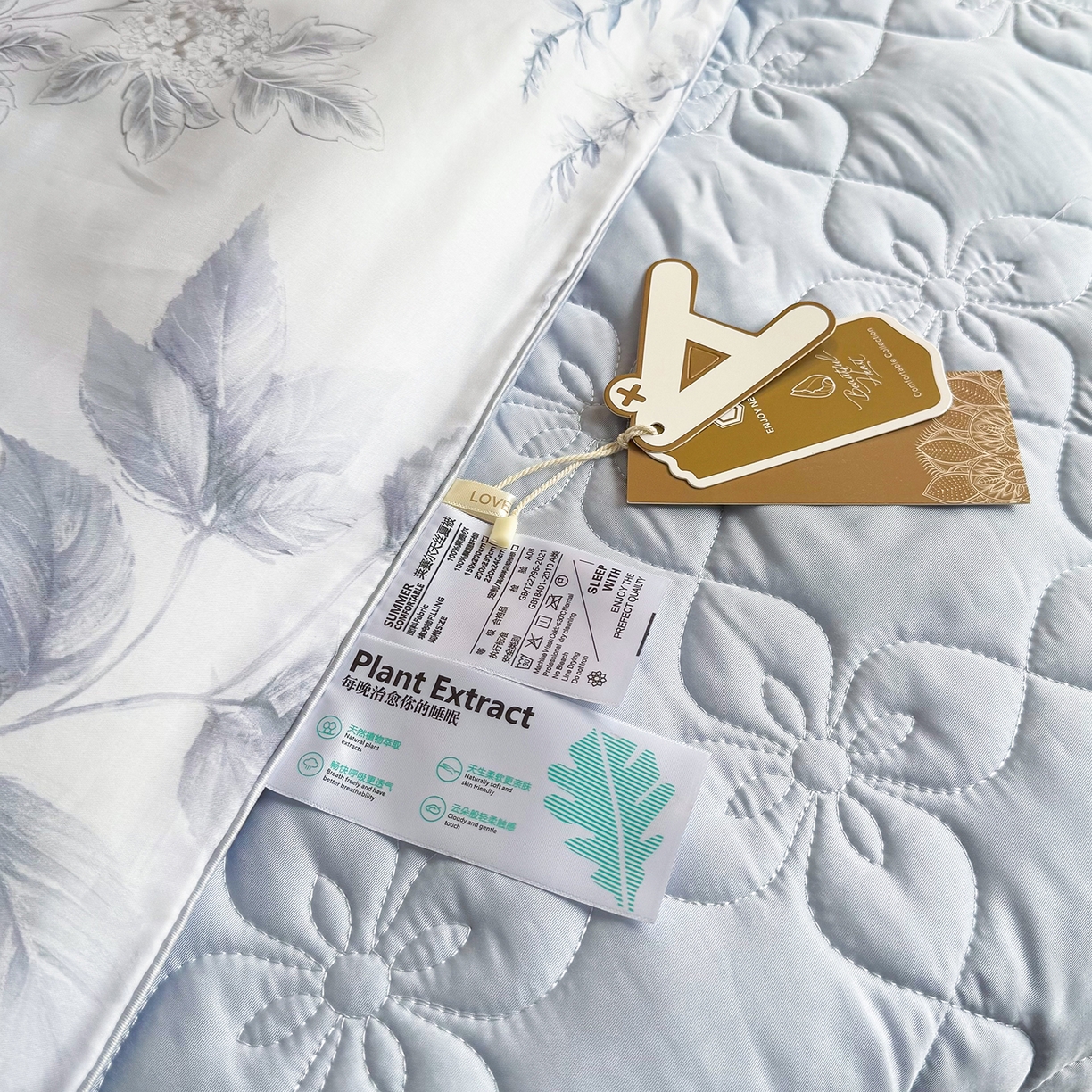 91家纺网 家纺一手货源 找家纺 三俏家纺 2026新款夏被100%莱赛尔天丝数码印花床盖款夏被四件套60支天丝夏凉被 雾蓝清欢