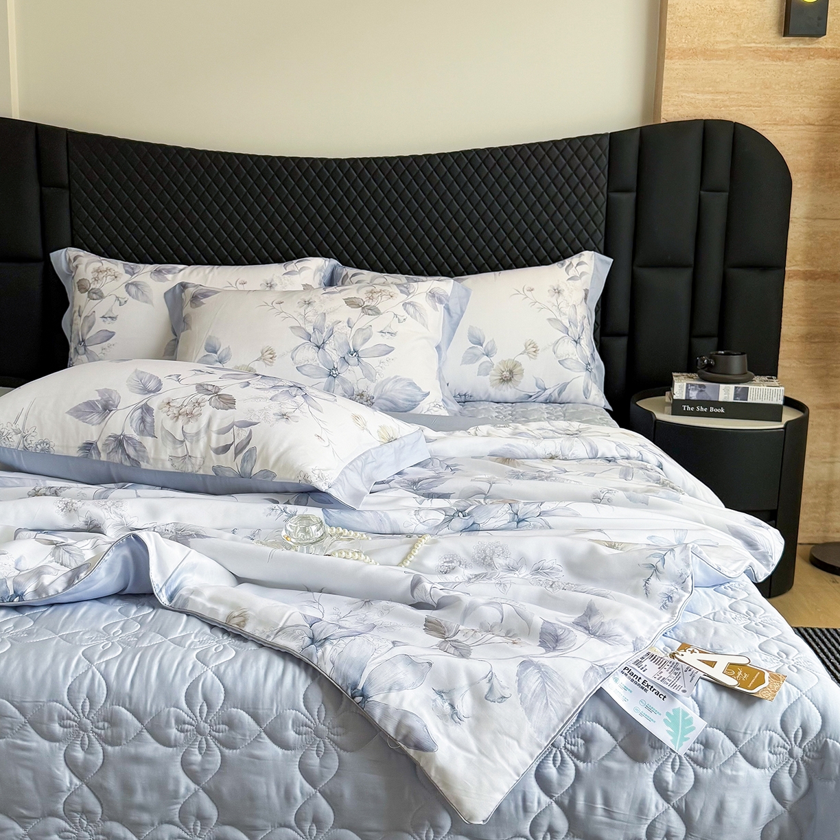 91家纺网 家纺一手货源 找家纺 三俏家纺 2026新款夏被100%莱赛尔天丝数码印花床盖款夏被四件套60支天丝夏凉被 雾蓝清欢