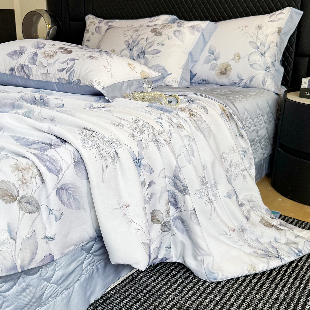 91家纺网 家纺一手货源 找家纺 三俏家纺 2026新款夏被100%莱赛尔天丝数码印花床盖款夏被四件套60支天丝夏凉被 雾蓝清欢