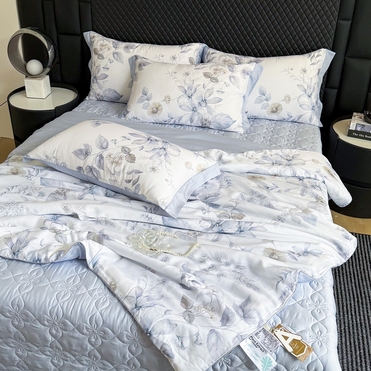 91家纺网 家纺一手货源 找家纺 三俏家纺 2026新款夏被100%莱赛尔天丝数码印花床盖款夏被四件套60支天丝夏凉被 雾蓝清欢