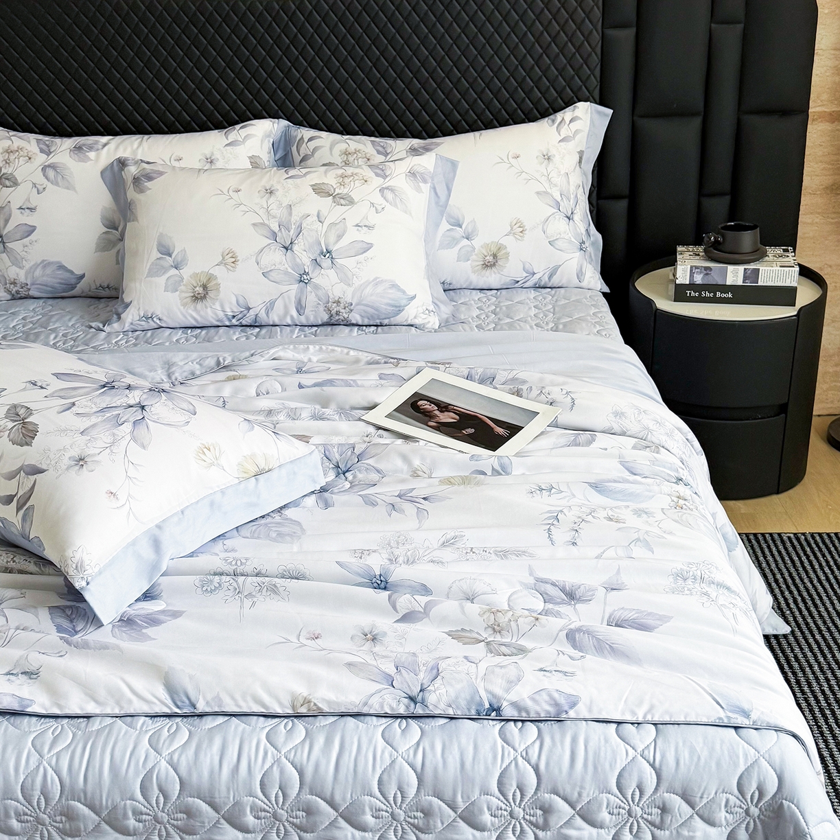 91家纺网 家纺一手货源 找家纺 三俏家纺 2026新款夏被100%莱赛尔天丝数码印花床盖款夏被四件套60支天丝夏凉被 雾蓝清欢