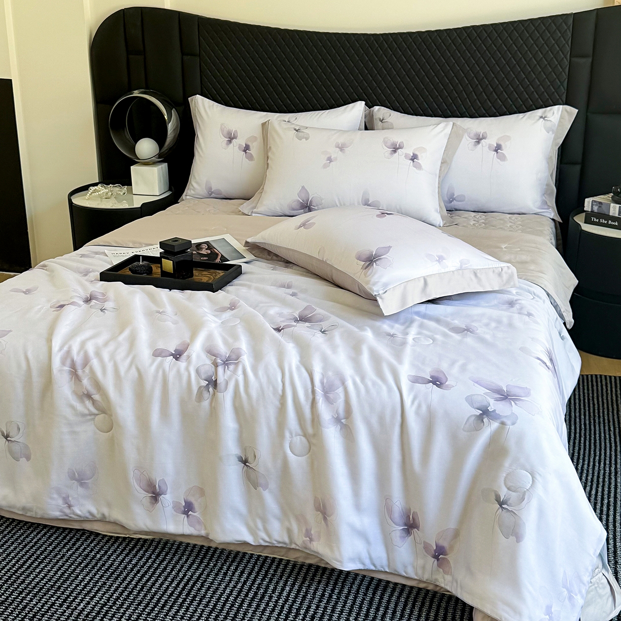 91家纺网 家纺一手货源 找家纺 三俏家纺 2026新款夏被100%莱赛尔天丝数码印花床盖款夏被四件套60支天丝夏凉被 紫蝶入梦