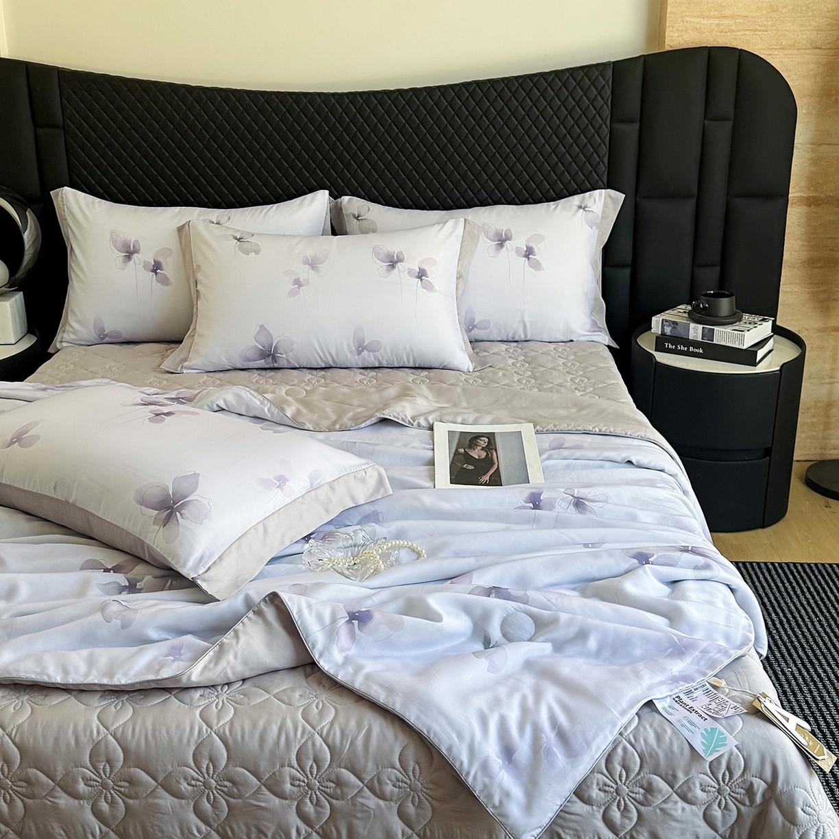 91家纺网 家纺一手货源 找家纺 三俏家纺 2026新款夏被100%莱赛尔天丝数码印花床盖款夏被四件套60支天丝夏凉被 紫蝶入梦