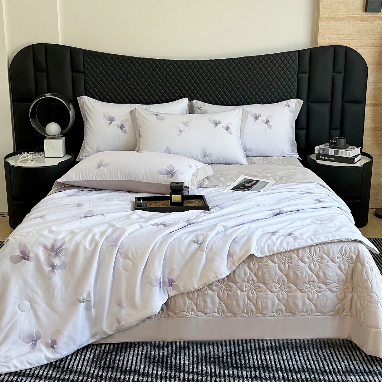 91家纺网 家纺一手货源 找家纺 三俏家纺 2026新款夏被100%莱赛尔天丝数码印花床盖款夏被四件套60支天丝夏凉被 紫蝶入梦