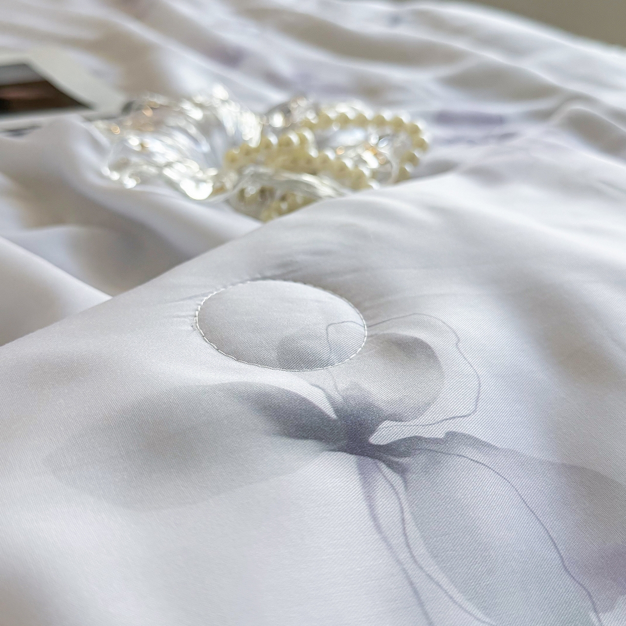 91家纺网 家纺一手货源 找家纺 三俏家纺 2026新款夏被100%莱赛尔天丝数码印花床盖款夏被四件套60支天丝夏凉被 紫蝶入梦