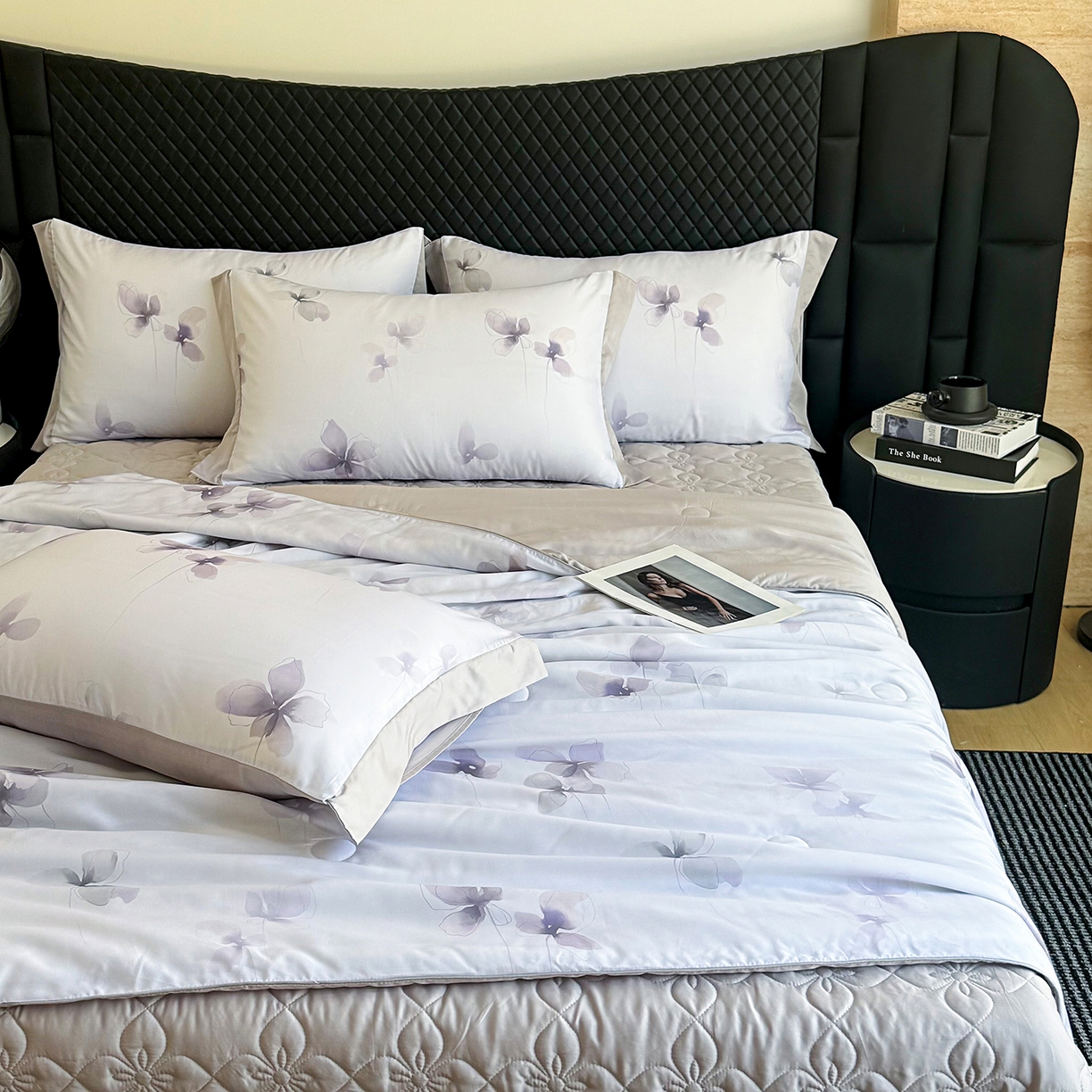 91家纺网 家纺一手货源 找家纺 三俏家纺 2026新款夏被100%莱赛尔天丝数码印花床盖款夏被四件套60支天丝夏凉被 紫蝶入梦