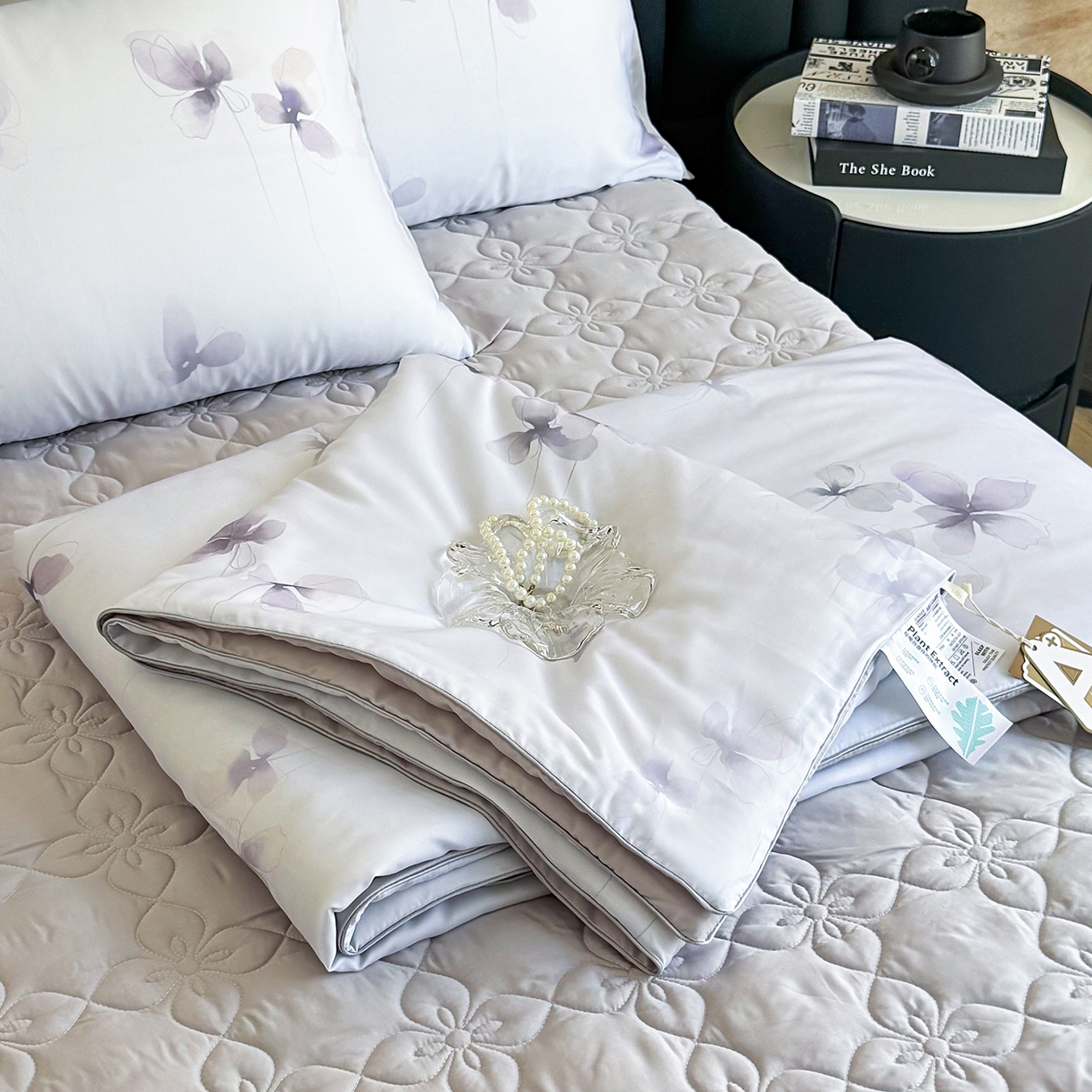 91家纺网 家纺一手货源 找家纺 三俏家纺 2026新款夏被100%莱赛尔天丝数码印花床盖款夏被四件套60支天丝夏凉被 紫蝶入梦