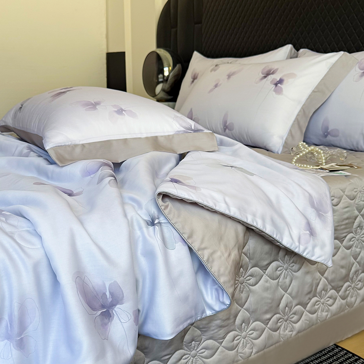 91家纺网 家纺一手货源 找家纺 三俏家纺 2026新款夏被100%莱赛尔天丝数码印花床盖款夏被四件套60支天丝夏凉被 紫蝶入梦