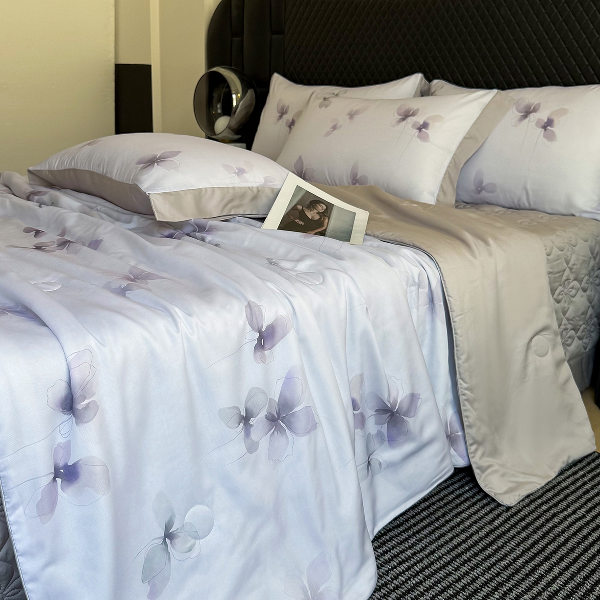 91家纺网 家纺一手货源 找家纺 三俏家纺 2026新款夏被100%莱赛尔天丝数码印花床盖款夏被四件套60支天丝夏凉被 紫蝶入梦