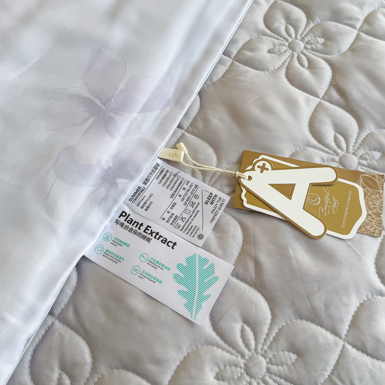 91家纺网 家纺一手货源 找家纺 三俏家纺 2026新款夏被100%莱赛尔天丝数码印花床盖款夏被四件套60支天丝夏凉被 紫蝶入梦