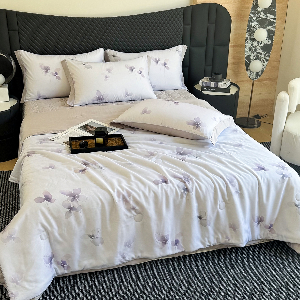 91家纺网 家纺一手货源 找家纺 三俏家纺 2026新款夏被100%莱赛尔天丝数码印花床盖款夏被四件套60支天丝夏凉被 紫蝶入梦