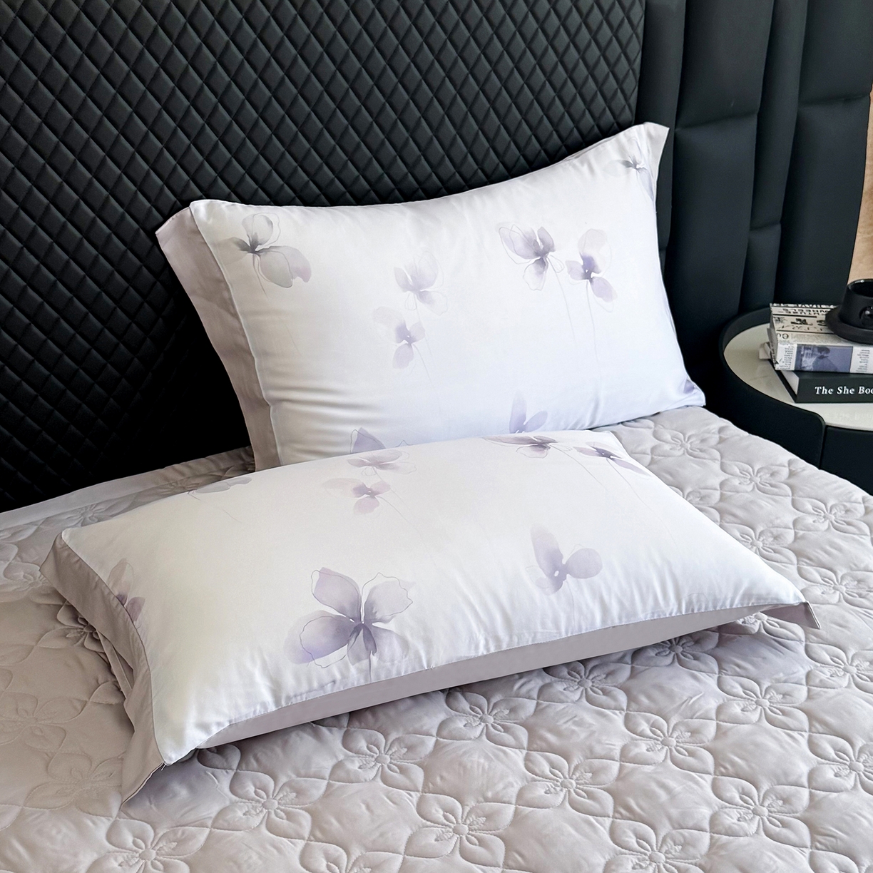 91家纺网 家纺一手货源 找家纺 三俏家纺 2026新款夏被100%莱赛尔天丝数码印花床盖款夏被四件套60支天丝夏凉被 紫蝶入梦