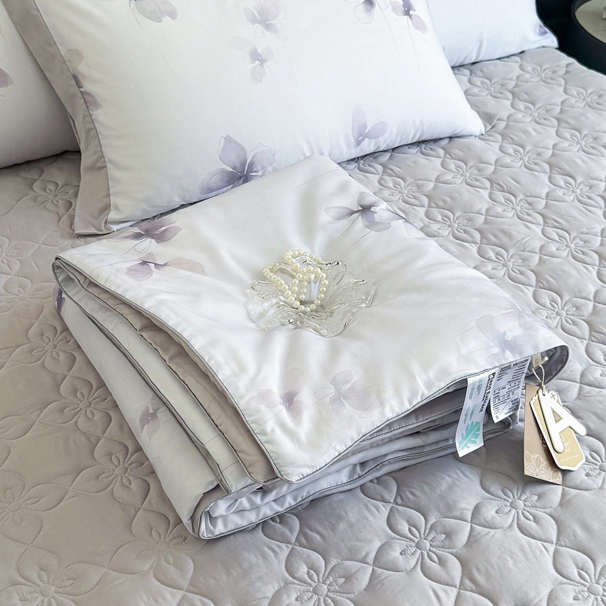 91家纺网 家纺一手货源 找家纺 三俏家纺 2026新款夏被100%莱赛尔天丝数码印花床盖款夏被四件套60支天丝夏凉被 紫蝶入梦