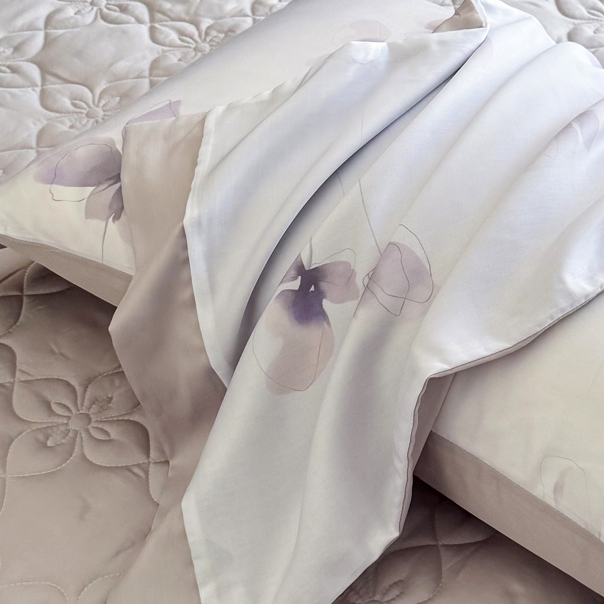 91家纺网 家纺一手货源 找家纺 三俏家纺 2026新款夏被100%莱赛尔天丝数码印花床盖款夏被四件套60支天丝夏凉被 紫蝶入梦