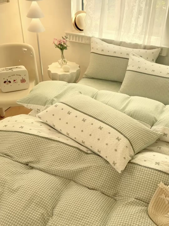 91家纺网 家纺一手货源 找家纺 凤杰家纺 2026新款云感双层纱床盖四件套 浅绿格纹