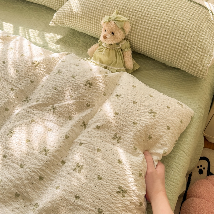 91家纺网 家纺一手货源 找家纺 凤杰家纺 2026新款云感双层纱床盖四件套 浅绿格纹