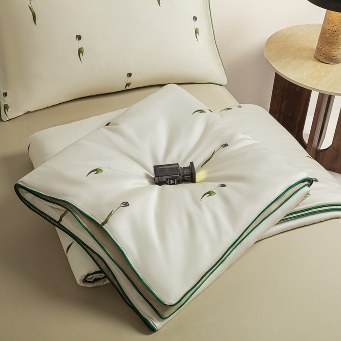 91家纺网 家纺一手货源 找家纺 爱彼家纺 2026新款冰丝印花夏被四件套滚边设计款冰丝空调被印花单夏被-系列一 奶杏郁金香