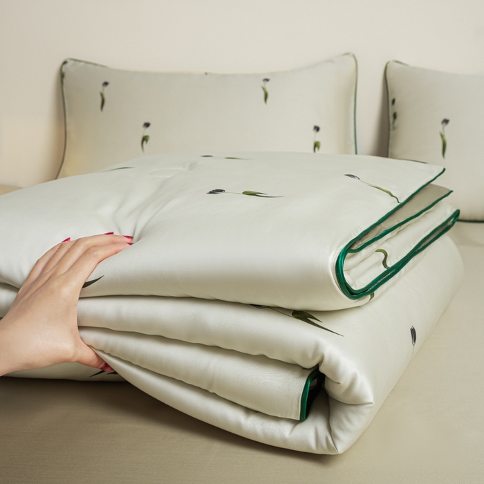 91家纺网 家纺一手货源 找家纺 爱彼家纺 2026新款冰丝印花夏被四件套滚边设计款冰丝空调被印花单夏被-系列一 奶杏郁金香