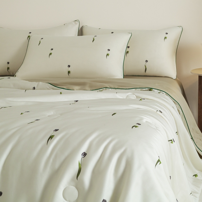 91家纺网 家纺一手货源 找家纺 爱彼家纺 2026新款冰丝印花夏被四件套滚边设计款冰丝空调被印花单夏被-系列一 奶杏郁金香