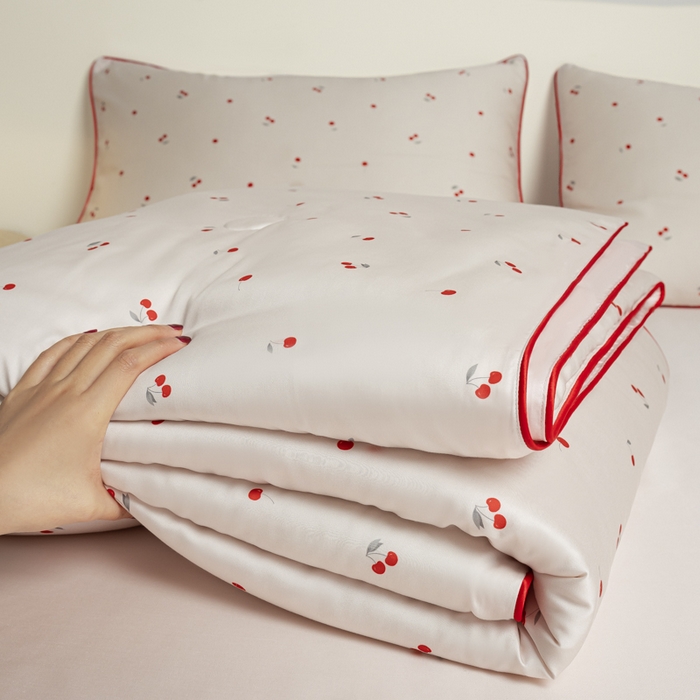 91家纺网 家纺一手货源 找家纺 爱彼家纺 2026新款冰丝印花夏被四件套滚边设计款冰丝空调被印花单夏被-系列一 甜粉小樱桃