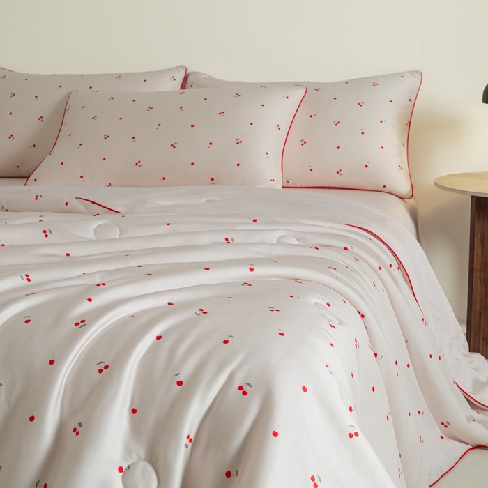 91家纺网 家纺一手货源 找家纺 爱彼家纺 2026新款冰丝印花夏被四件套滚边设计款冰丝空调被印花单夏被-系列一 甜粉小樱桃