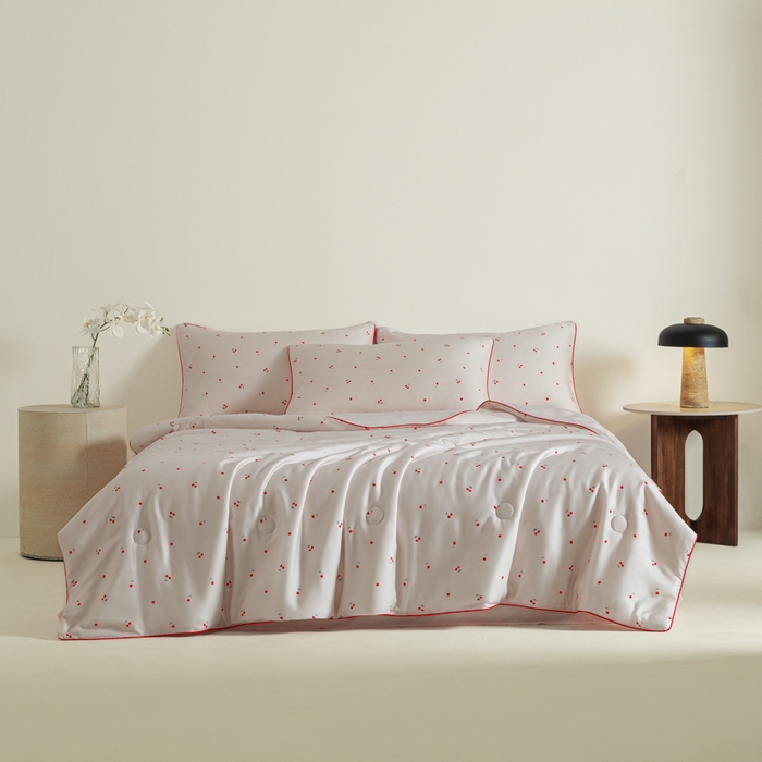 91家纺网 家纺一手货源 找家纺 爱彼家纺 2026新款冰丝印花夏被四件套滚边设计款冰丝空调被印花单夏被-系列一 甜粉小樱桃