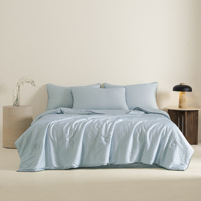 91家纺网 家纺一手货源 找家纺 爱彼家纺 2026新款冰丝印花夏被四件套滚边设计款冰丝空调被印花单夏被-系列一 青雾波点