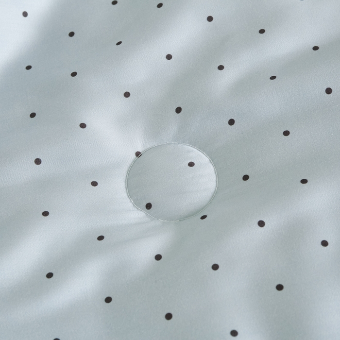 91家纺网 家纺一手货源 找家纺 爱彼家纺 2026新款冰丝印花夏被四件套滚边设计款冰丝空调被印花单夏被-系列一 青雾波点