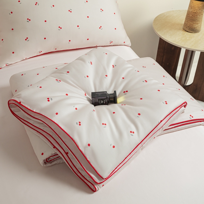 爱彼家纺 2026新款冰丝印花夏被四件套滚边设计款冰丝空调被印花单夏被-系列一 甜粉小樱桃