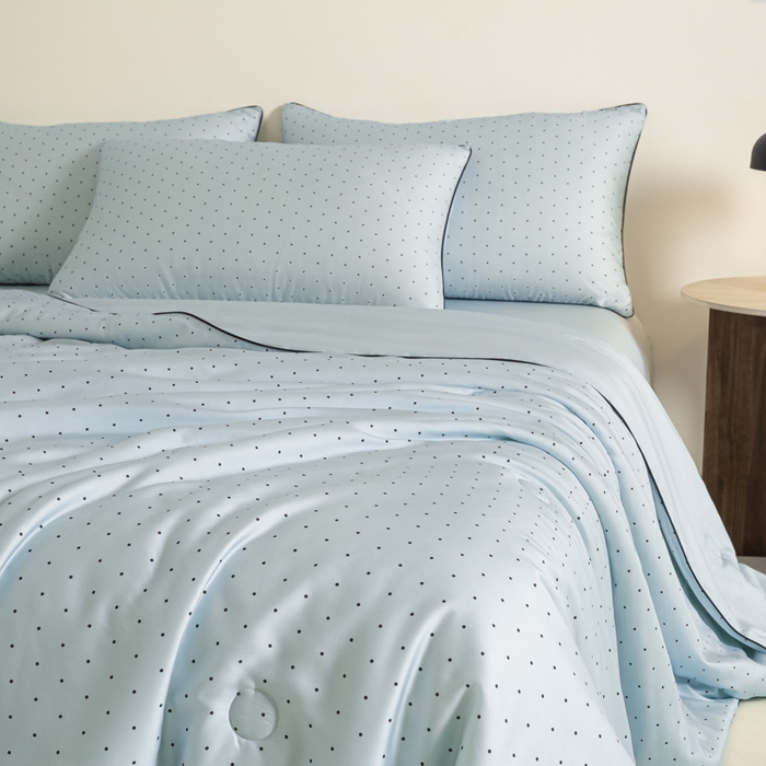 91家纺网 家纺一手货源 找家纺 爱彼家纺 2026新款冰丝印花夏被四件套滚边设计款冰丝空调被印花单夏被-系列一 青雾波点