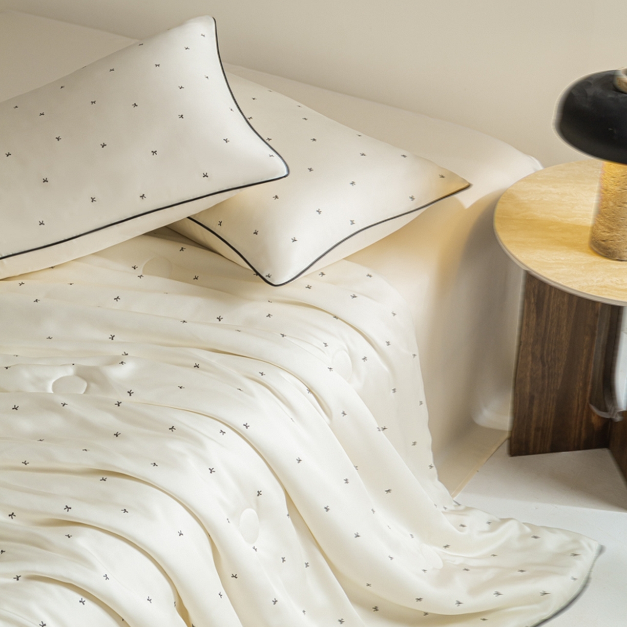 91家纺网 家纺一手货源 找家纺 （总）爱彼家纺 2026新款冰丝印花夏被四件套滚边设计款冰丝空调被印花单夏被-系列一