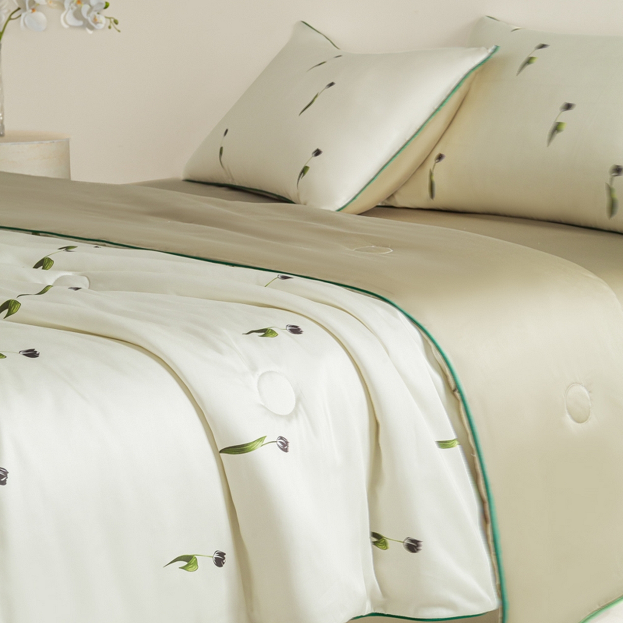 91家纺网 家纺一手货源 找家纺 爱彼家纺 2026新款冰丝印花夏被四件套滚边设计款冰丝空调被印花单夏被-系列一 奶杏郁金香