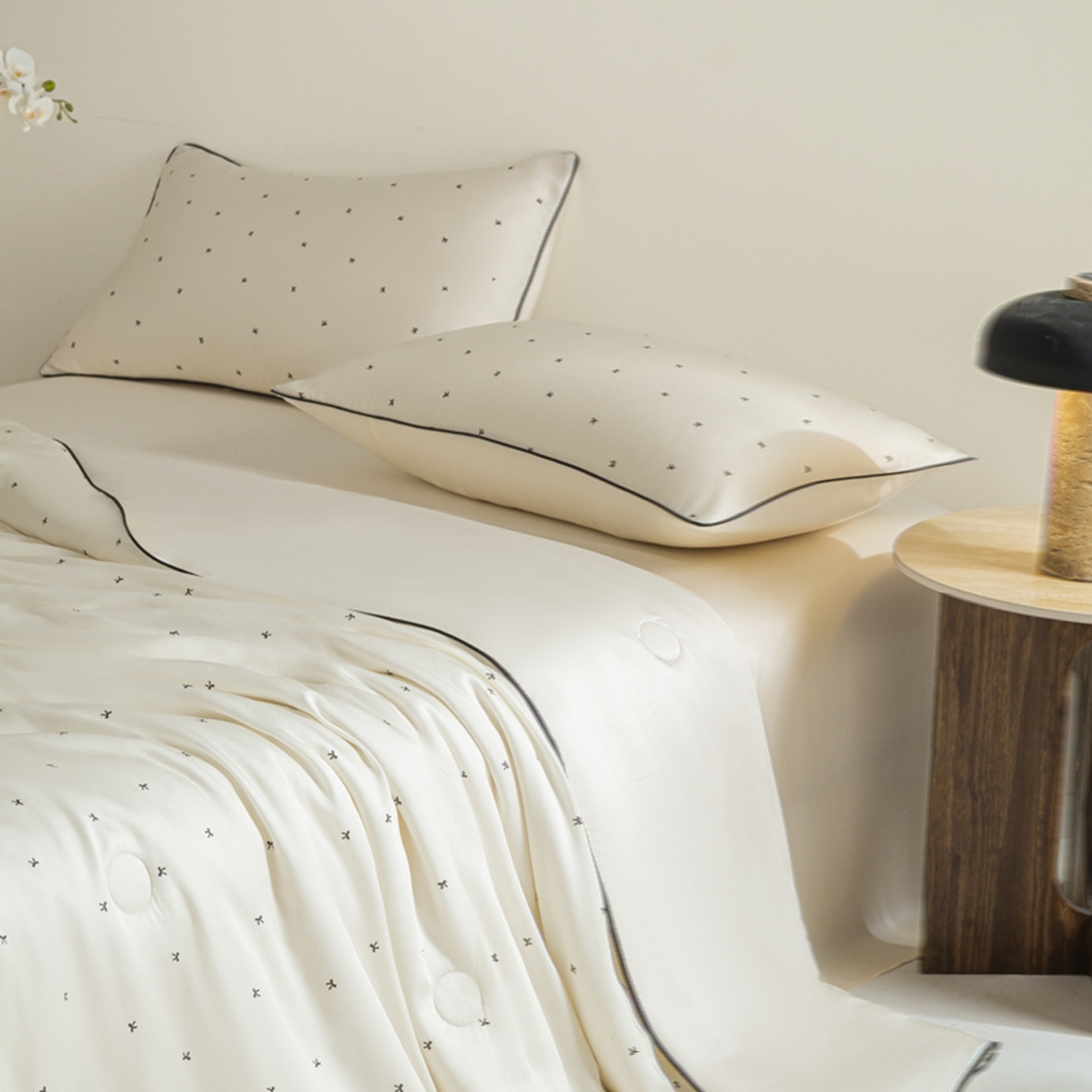 91家纺网 家纺一手货源 找家纺 爱彼家纺 2026新款冰丝印花夏被四件套滚边设计款冰丝空调被印花单夏被-系列一 奶杏四叶草