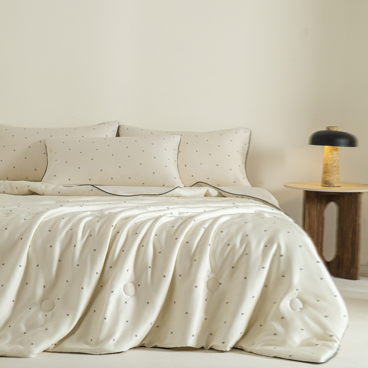 91家纺网 家纺一手货源 找家纺 爱彼家纺 2026新款冰丝印花夏被四件套滚边设计款冰丝空调被印花单夏被-系列一 奶杏四叶草