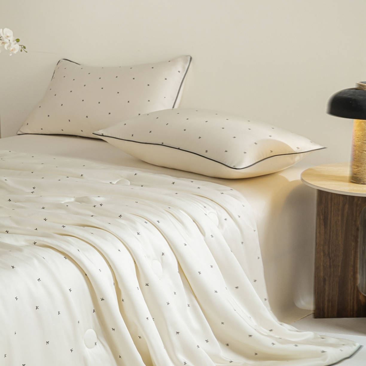 91家纺网 家纺一手货源 找家纺 爱彼家纺 2026新款冰丝印花夏被四件套滚边设计款冰丝空调被印花单夏被-系列一 奶杏四叶草