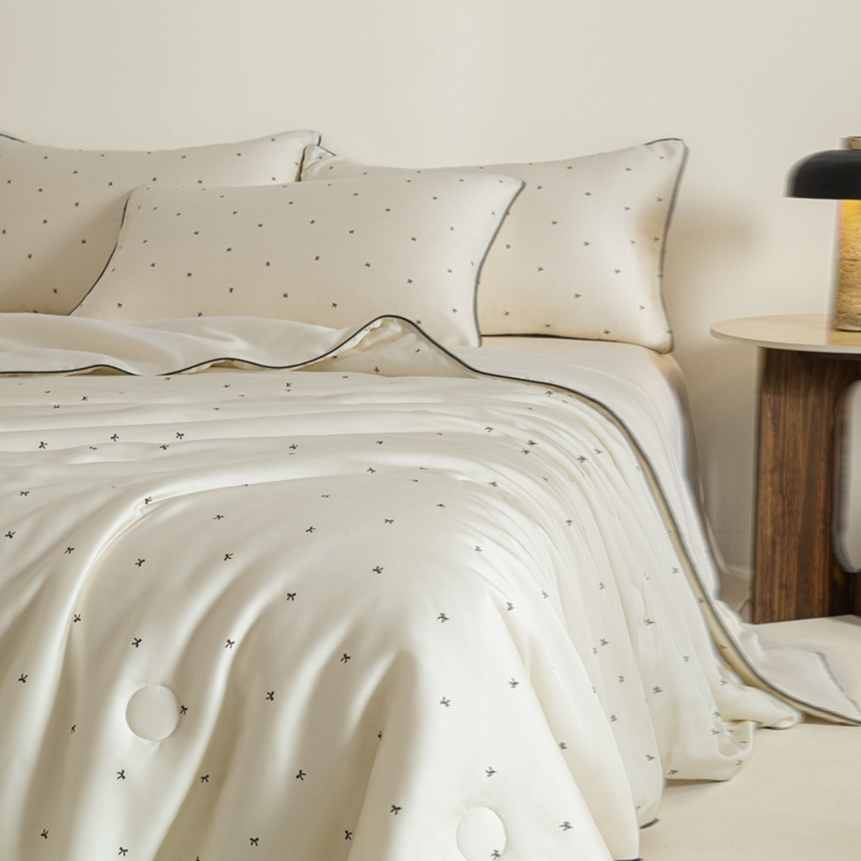 91家纺网 家纺一手货源 找家纺 爱彼家纺 2026新款冰丝印花夏被四件套滚边设计款冰丝空调被印花单夏被-系列一 奶杏四叶草