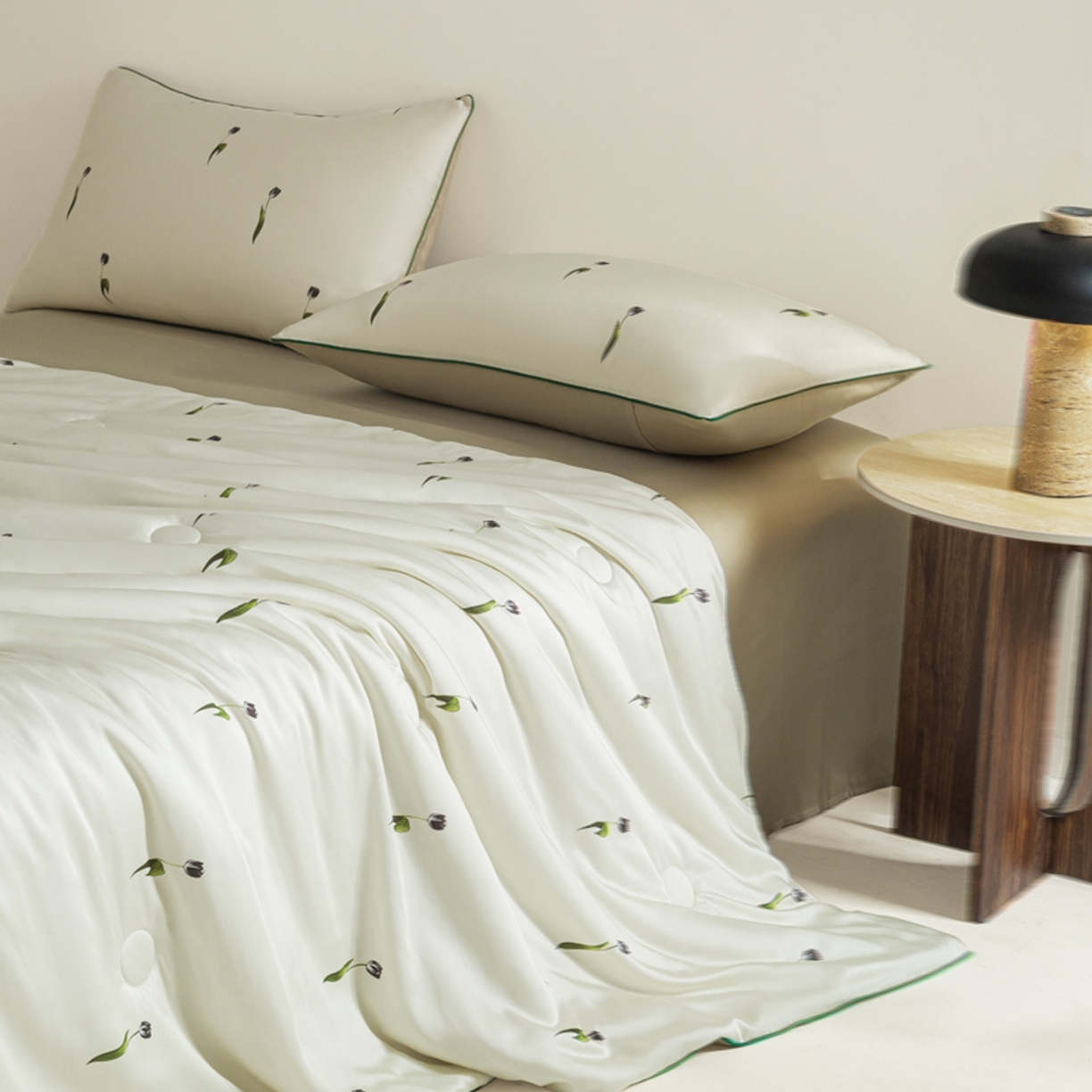 91家纺网 家纺一手货源 找家纺 爱彼家纺 2026新款冰丝印花夏被四件套滚边设计款冰丝空调被印花单夏被-系列一 奶杏郁金香